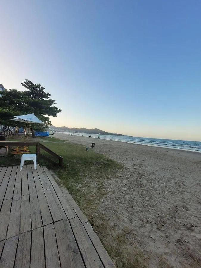 Loft Na Av. Meia Praia, ايتابيما شقة